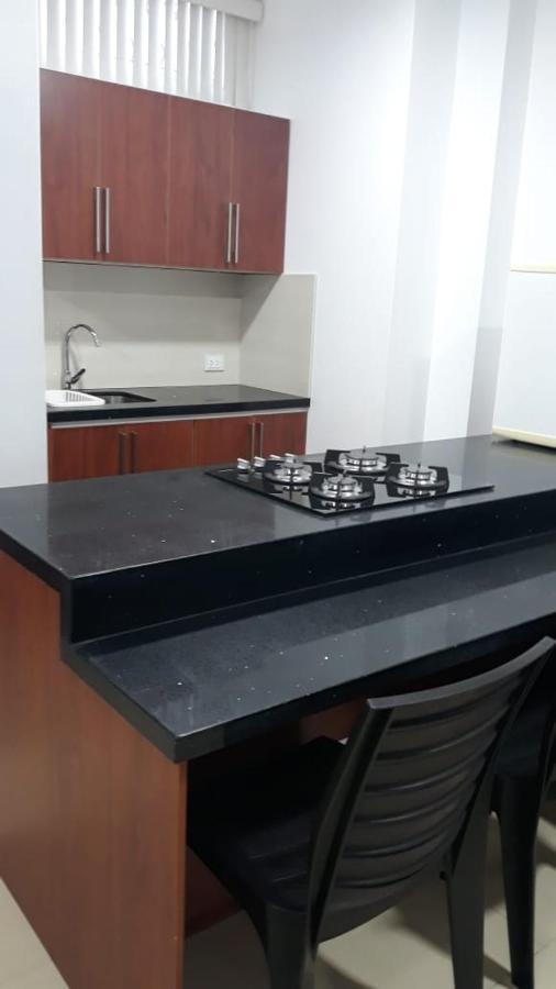 Departamentos Marcecilia De 2 Y 3 Habitaciones En El Centro De Manta Esterno foto